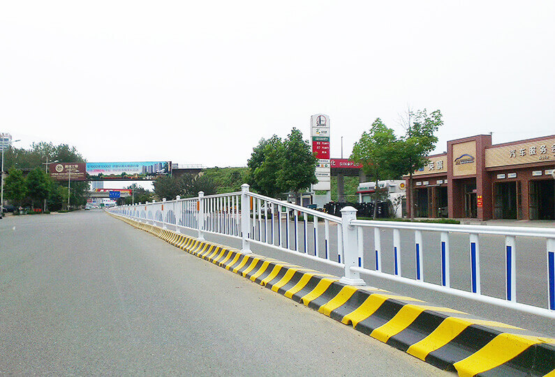 市政护栏与高速护栏.jpg